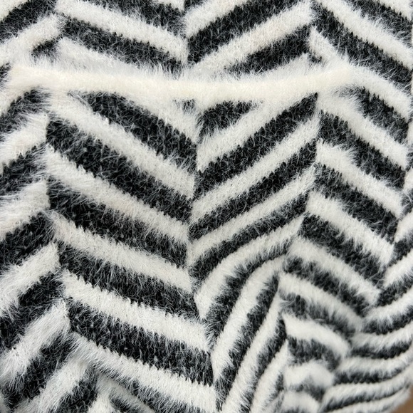 Calligraphie Black and White Fuzzy Chevron Open Cardigan Size M - Picture 8 of 8